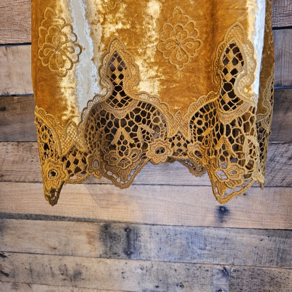 Altar'd State Women's Gold Velvet  Halter Top W/crochet Hemline Size M - Picture 6 of 13